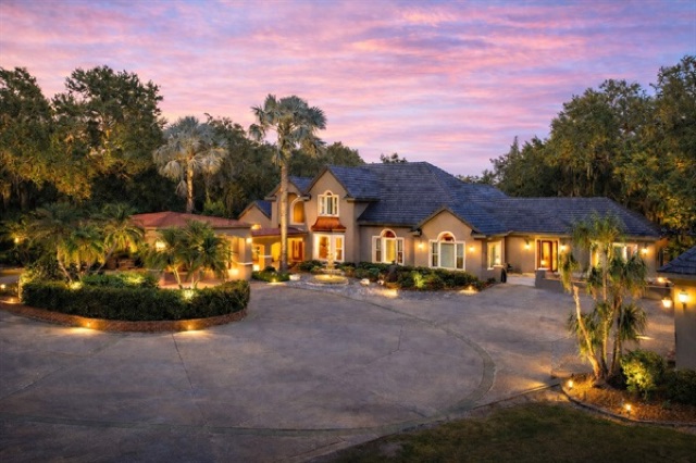 Lake Louisa Chateau