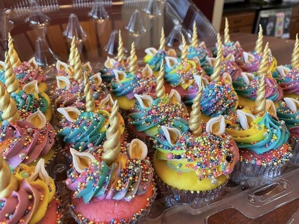 Custom cakes & sweets