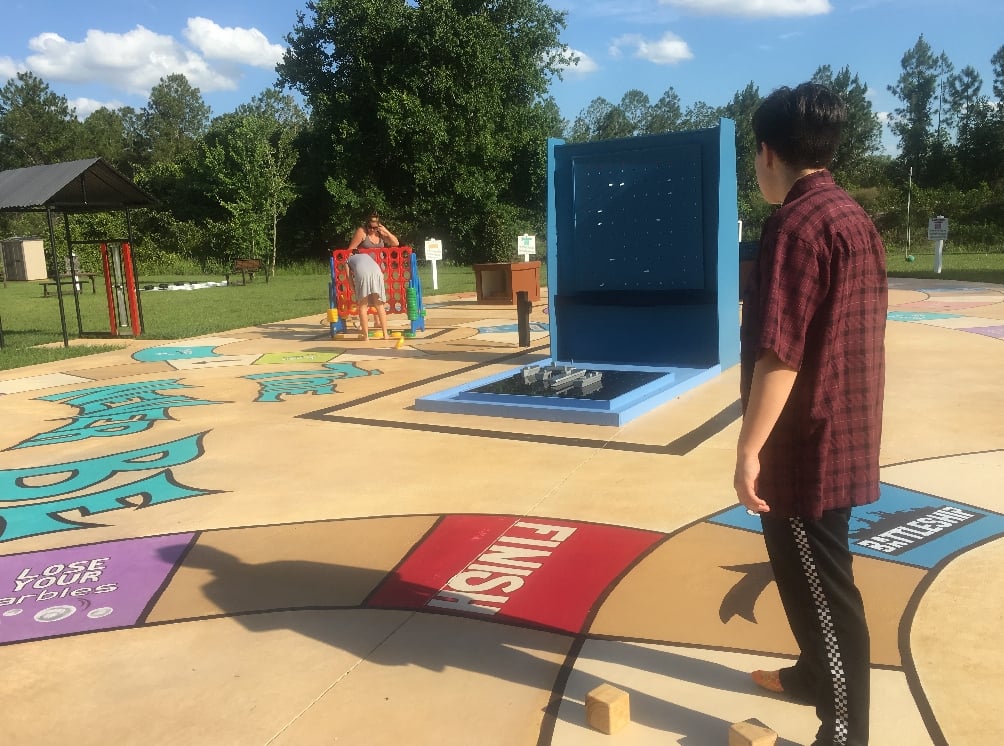 Choosing a challenger on a game square.