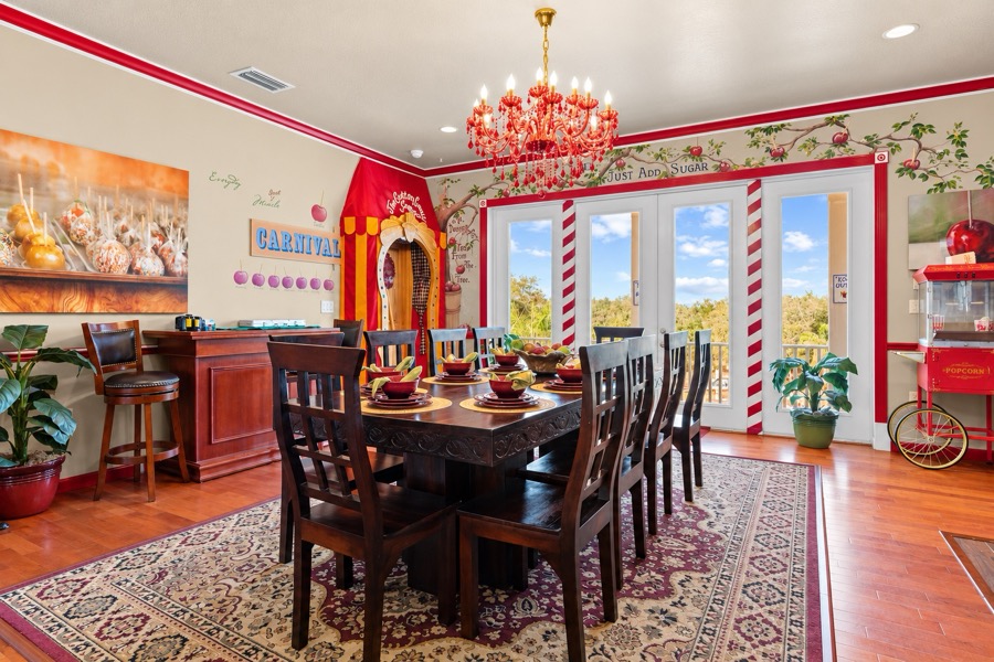 Sweetie Pie's Kitchen & Candy Apple Dining.