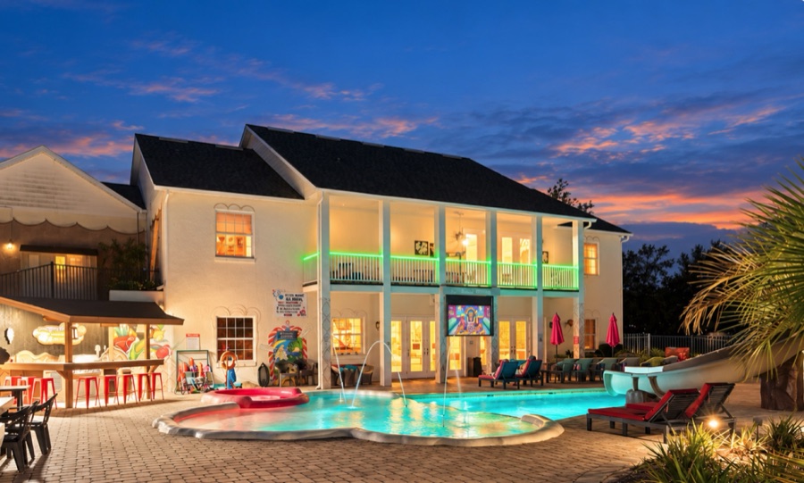 A little evening glow by the pool ✨.