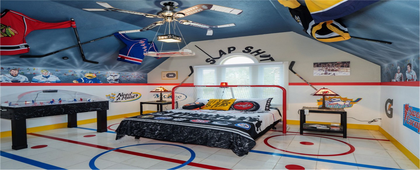 Hockey-themed bedroom at The Lake Louisa Chateau