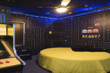 The 1980s Video Game Bedroom - Sleep in a Pac-Man maze at The Great Escape Lakeside - Managed by Orlando Area Luxury Resorts & Rentals